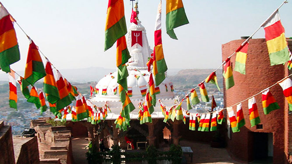 আনন্দ তিওয়ারি আরও জানান, জোধপুরেরই এক স্থানীয়ের কাছে তাঁরা জানতে পারেন, শহর থেকে ২০ মিনিটের দূরত্বে একটা হাজার বছরের মন্দির রয়েছে। চামুণ্ডি মন্দির নামে পরিচিত সেটি। সেখানেই ঋত্বিক ভৌমিক ওরফে রাধের (গল্পের নায়ক) শুদ্ধিকরণের দৃশ্যটি শুট করা হয়।