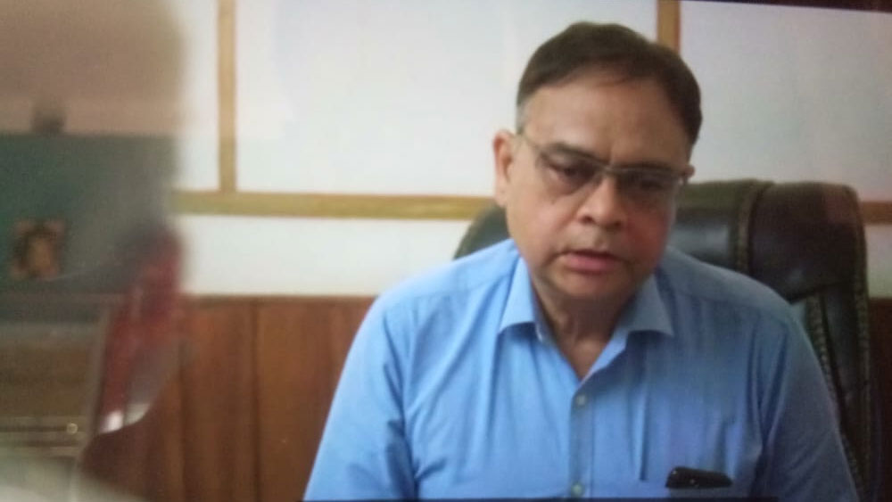 এই সিরিজের পঞ্চম পর্বে একটি দৃশ্য রয়েছে যেখানে নাসিরুদ্দিন শাহ ওরফে পণ্ডিত রাধে মোহন রাঠৌরের কানের সমস্যা হচ্ছে। তাঁকে এক জন ইএনটি স্পেশালিস্টের কাছে নিয়ে যান তাঁর পুত্রবধূ মোহিনী। এই দৃশ্যে ওই চিকিত্সক কিন্তু এক জন সত্যিকারের ইএনটি স্পেশালিস্ট।