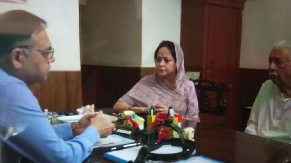 ওই চিকিত্সককে বলা হয়েছিল, এই দৃশ্যে এক জনের কান পরীক্ষা করতে হবে। কিন্তু কার কান পরীক্ষা করতে হবে সেটা বলা হয়নি। কিন্তু সেই ব্যক্তি যে নাসিরুদ্দিন শাহ, সেটে তাঁকে দেখার পর আপ্লুত হয়ে পড়েন ওই চিকিত্সক।