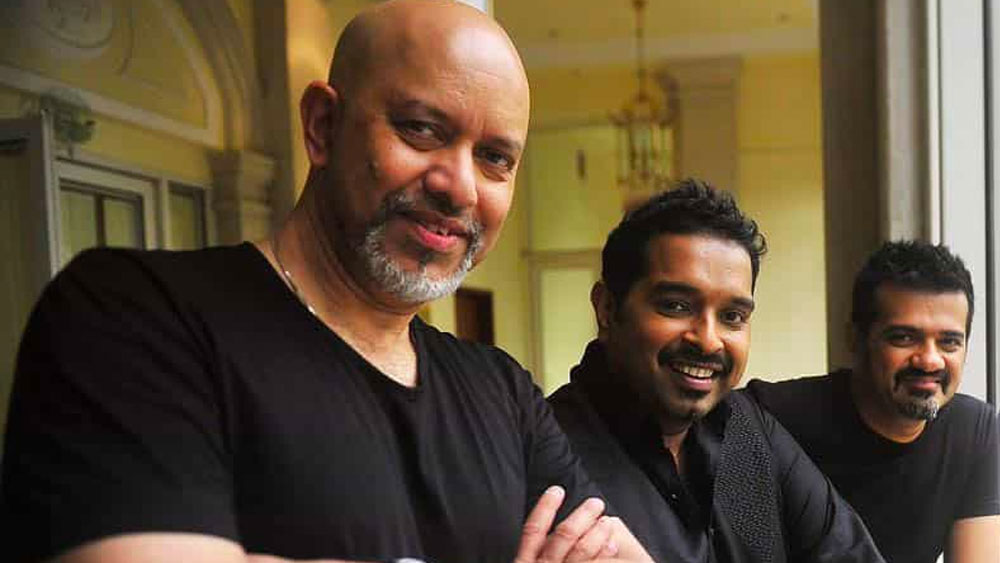 সুরকার শঙ্কর মহাদেবন ঠিক করেছিলেন গানটির সময় বৃষ্টির একটা দৃশ্য ঢোকানো হবে। কিন্তু যখন ‘গরজ গরজ’ গানটির শুটিং শুরু হয়, বৃষ্টির কোনও দৃশ্য ঢোকাতে হয়নি, সত্যিই বৃষ্টি নেমেছিল। এবং পুরো সেট ভিজে নষ্ট হয়ে গিয়েছিল।