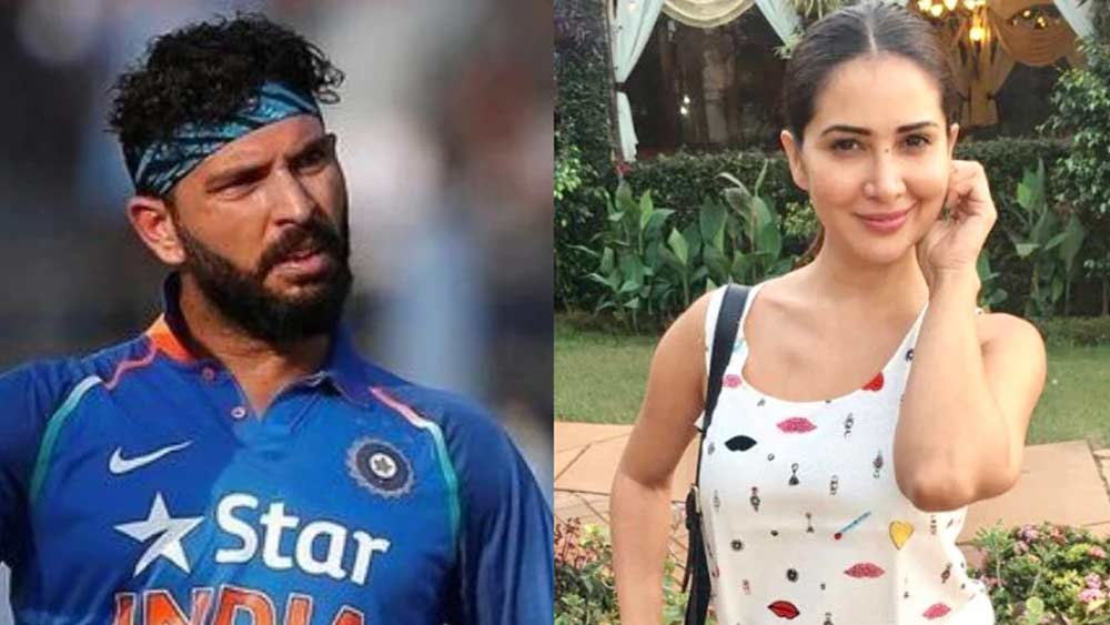 এক সময়ে এই নায়িকার সঙ্গে এই তারকা ক্রিকেটারের সম্পর্ক নিয়ে বহু জল্পনা ছিল বলিউডের অন্দরে। এক সঙ্গে নৈশভোজ, পার্টি, সিনেমা দেখা-সহ অনেক জায়গাতেই দেখা যেত তাঁকে ও এই তারকা ক্রিকেটারকে। ইনি কিম শর্মা, ‘মহব্বতেঁ’র সঞ্জনা। মনে পড়ে তাঁকে?