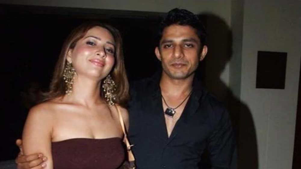 এর পর ২০০৩ সাল পর্যন্ত এক ভিডিয়ো জকি যুধিষ্ঠিরের সঙ্গে নাকি কিম সম্পর্কে ছিলেন।