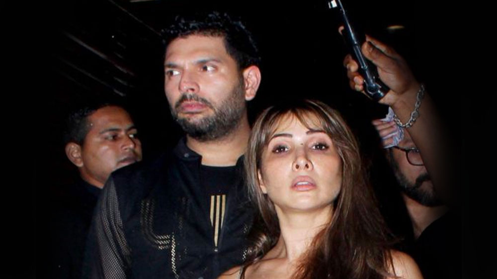 এর পরেই ২০০৪ সালে তাঁর জীবনে আসেন যুবরাজ সিংহ। ভারতের তারকা ক্রিকেটারের সঙ্গে বহু বার দেখা গিয়েছে তাঁকে। যখন তাঁদের নিয়ে গুঞ্জন চরমে ওঠে, তখনই ব্রেক আপ হয়ে যায় তাঁদের। শোনা যায়, যুবরাজ নাকি কিমকে বিয়ে করতে অস্বীকার করেন। পরে ২০১৯ সালে একটি পার্টিতে সস্ত্রীক যুবির সঙ্গে ছবি তুলতেও দেখা গিয়েছিল কিমকে।