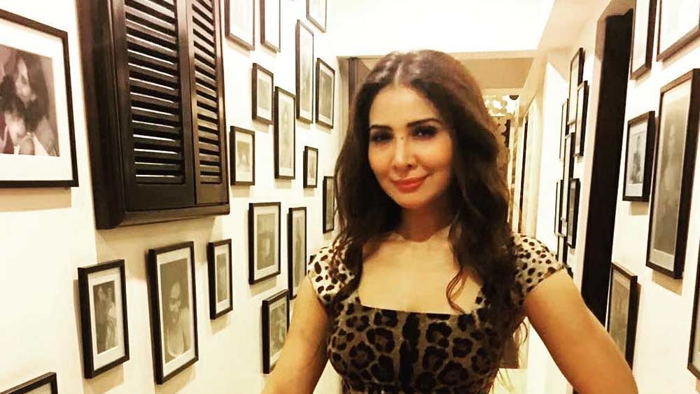 এক সময় শোনা গিয়েছিল, কিমকে বাড়ি থেকে বের করে দিয়েছিলেন তাঁর স্বামী আলি পুনজানি। সে সময় যদিও সেই খবরকে গুজব বলে উড়িয়ে দিয়েছিলেন নায়িকা।