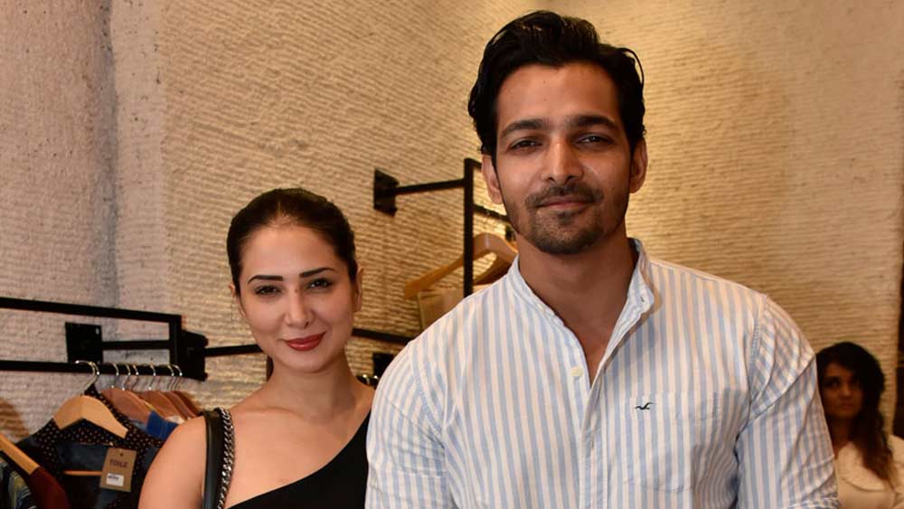 শোনা যায় কিম নাকি ডেট করছেন অভিনেতা হর্ষবর্ধন রানেকে। জন্মদিনের শুভেচ্ছা জানিয়ে তাঁকে কিম লেখেন, ‘হ্যাপি বার্থডে বেবি…।’ সে কথা প্রকাশ্যে আসার পর থেকেই শুরু হয় গুঞ্জন।