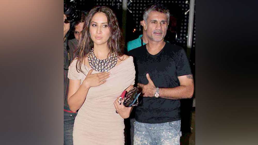 ডিজাইনার অর্জুন খন্নার সঙ্গে কিমের সম্পর্কের গসিপ শোনা গিয়েছিল, বলিউডের বেশ কয়েকটি পত্র-পত্রিকায় সে কথা প্রকাশিত হয়। কিমের জন্যই নাকি অর্জুনের সঙ্গে তাঁর স্ত্রী শেফালির সাংসারিক অশান্তি চরমে ওঠে। এমনকি কিম ও অর্জুন লিভ টুগেদার করতেন বলেও শোনা গিয়েছিল।