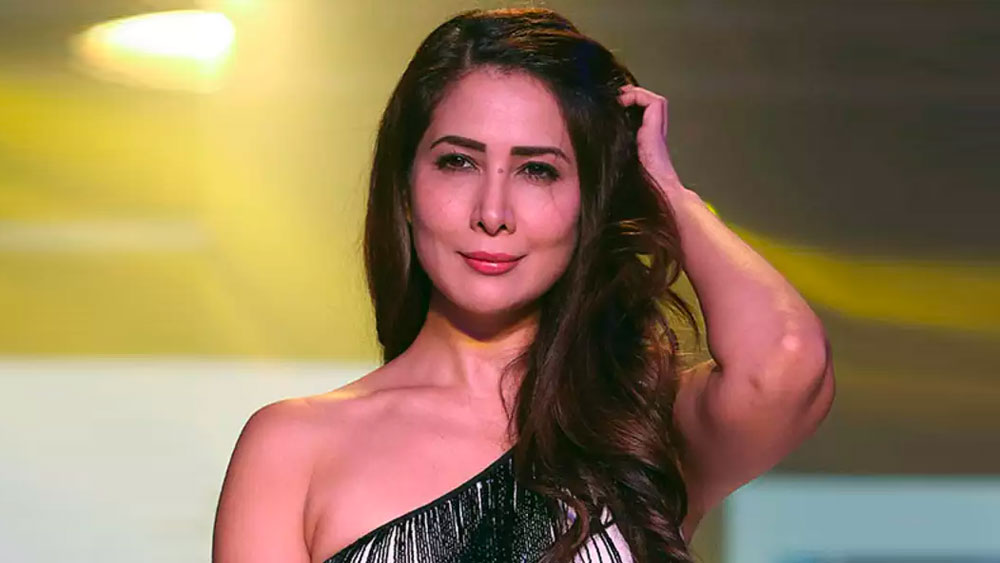 এর পর বাড়ির পরিচারিকা কিমের নামে থানায় অভিযোগ করেন। জানান, তাঁকে বেতন দেওয়া হচ্ছে না। ছ’মাস কিমের বাড়িতে কাজ করতেন নম্রতা নামের ওই মহিলা।