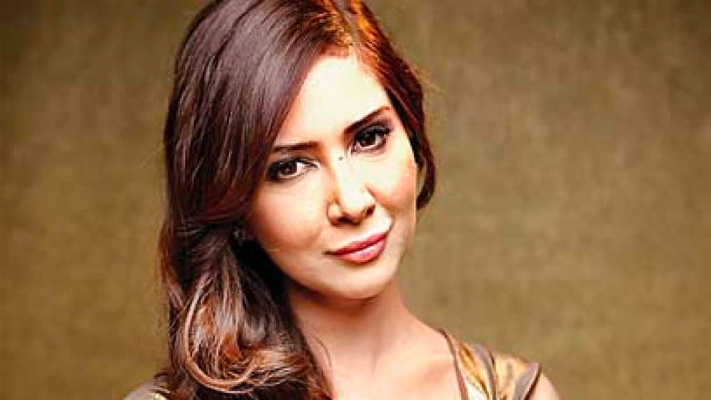 তবে কিমের বিরুদ্ধে এ হেন অভিযোগ প্রথম নয়। এর আগের পরিচারিকাকেও নাকি কিম অপমান করে তাড়িয়ে দেন। কারণ অন্য রঙের সঙ্গে সাদা রঙের জামা কাচতে দিয়েছিলেন ওই পরিচারিকা।