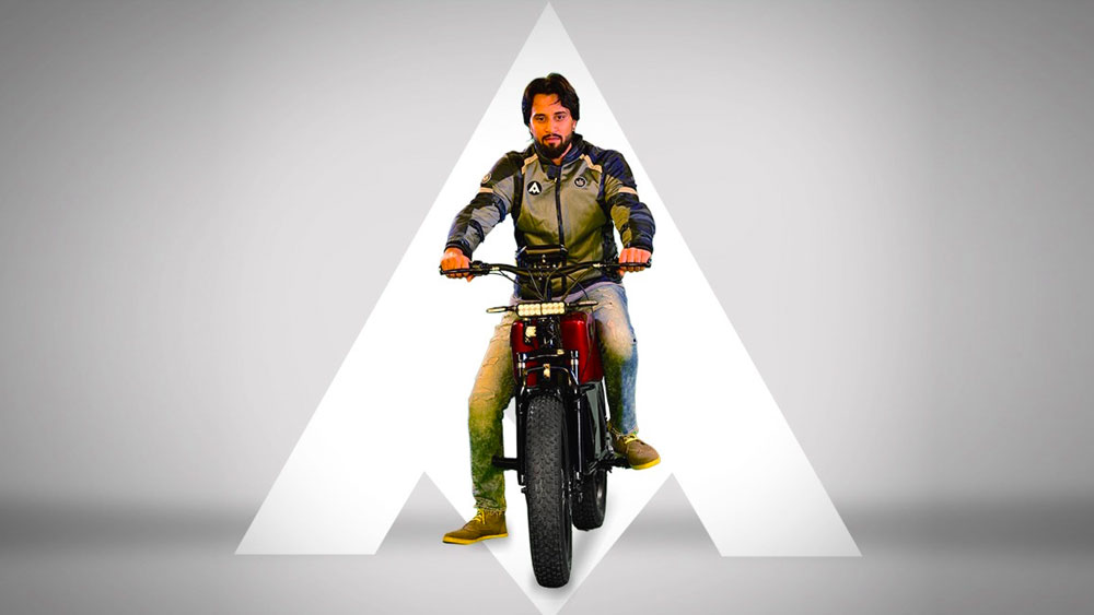 এই ইলেকট্রিক বাইকে রয়েছে লিথিয়াম আয়ন ব্যাটারি। সেই ব্যাটারি সম্পূর্ণ চার্জ হতে সময় নেয় মাত্র ৪ ঘণ্টা। এক বার সম্পূর্ণ চার্জ দিলে ১০০ কিলোমিটার পর্যন্ত এই বাইকে যাওয়া যাবে বলে দাবি প্রস্তুতকারক সংস্থার।