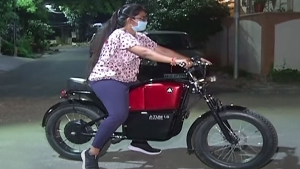 ব্যাটারিটি সম্পূর্ণ চার্জ করতে বিদ্যুত্ খরচ হবে এক ইউনিটের একটু বেশি। অর্থাৎ মাত্র ৮ থেকে ১০ টাকা খরচে যাওয়া যাবে ১০০ কিলোমিটার পর্যন্ত।