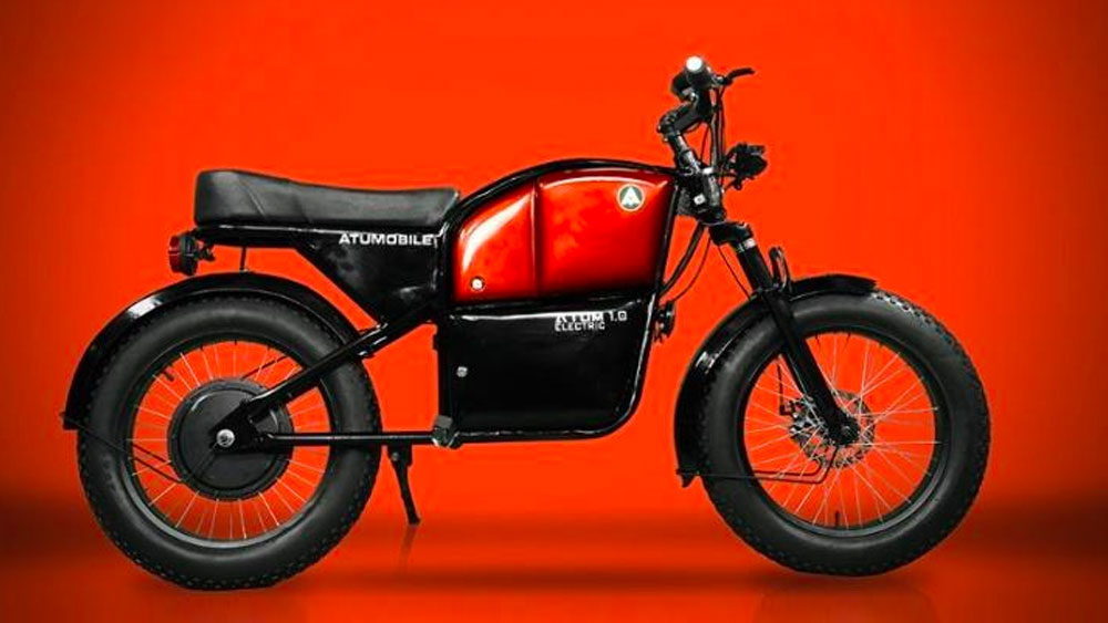 বাজারের আর পাঁচটা ইলেকট্রিক বাইকের থেকে আটুম ১ দেখতে অনেকটাই আলাদা। এর লুকস অনেকটা বাইকের মতো।