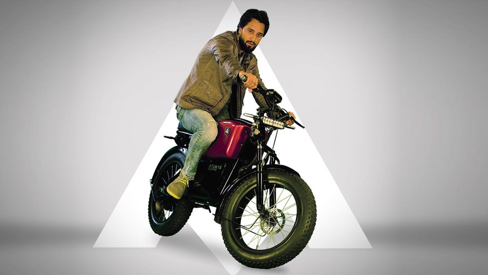 সেই সঙ্গে এতে থাকছে চওড়া টায়ার ও অ্যাডজাস্টেবল হ্যান্ডেল। এর সিটের উচ্চতা মাটি থেকে কম থাকছে। তাই কম উচ্চতার ব্যক্তিও ভাল ভাবে বসতে পারবেন আরামদায়ক সিটে।