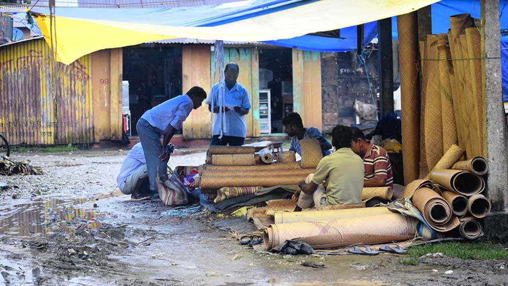 শুনশান: জমেনি আলিপুরদুয়ার হাট। রবিবার দুপুরে। নিজস্ব চিত্র