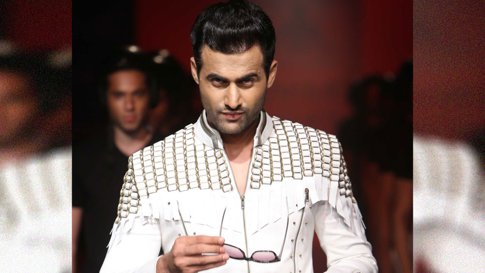 মডেলিং করতে করতেই ডাক পান বলিউডে। ২০১৪-তে অক্ষয় কুমারের সঙ্গে তাঁর প্রথম ছবি ‘হলিডে’। এই ছবিতে নেগেটিভ চরিত্রে দুর্দান্ত অভিনয় করে দর্শকদের মন কেড়েছেন তিনি। তার পর ‘ফোর্স-২’, ‘কম্যান্ডো-২’ এবং ‘রেস-৩’-র মতো ছবিতেও অভিনয় করেন। গুজরাতি ছবি ‘সূর্যাংশ’তে তাঁকে শেষ দেখা গিয়েছে।