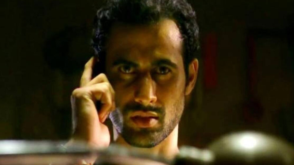 ফ্রেডি আরও জানান, ‘হলিডে’ ছবি করার পর তার হাতে কোনও কাজ ছিল না। যত দিন যাচ্ছিল হতাশা ঘিরে ধরছিল। দু’বার চেষ্টা করেছিলন সব কিছু ছেড়ে দিতে। পরিস্থিতি এমন পর্যায়ে পৌঁছেছিল যে নিজের মোটরসাইকেলটাও বিক্রি করে দিতে হয়েছিল।