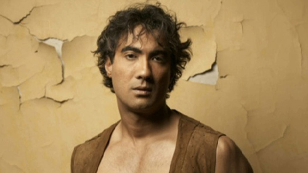 সেই তুলনায় অভিনেতা হিসেবে শূন্য থেকে শুরু করে ইন্ডাস্ট্রিতে জায়গা করে নিতে হয়েছে রণবীরকে। একের পর এক ছবিতে নিজের অভিনয় দক্ষতা প্রমাণ করলেও, বলিউডে তিনি চরিত্রাভিনেতা হয়েই রয়ে গিয়েছেন। এ হেন দুই মানুষের প্রথম সাক্ষাৎ ছবির দৌলতেই।