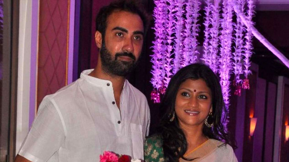 রজত কপূরের পরিচালনায় ‘মিক্সড ডাবলস’ ছবিতে প্রথম বার এক সঙ্গে কাজ করার সুযোগ পান কঙ্কণা ও রণবীর। চিত্রনাট্য নিয়ে আলোচনা থেকে ছবি শুটিং ফ্লোরে যাওয়ার মধ্যে যেটুকু সময় ছিল, তাতেই একে অপরের কাছাকাছি এসে পড়েন তাঁরা। তাঁদের সম্পর্ককে ‘লভ অ্যাট ফার্স্ট সেট’ বলেও ব্যাখ্যা করেন কেউ কেউ।