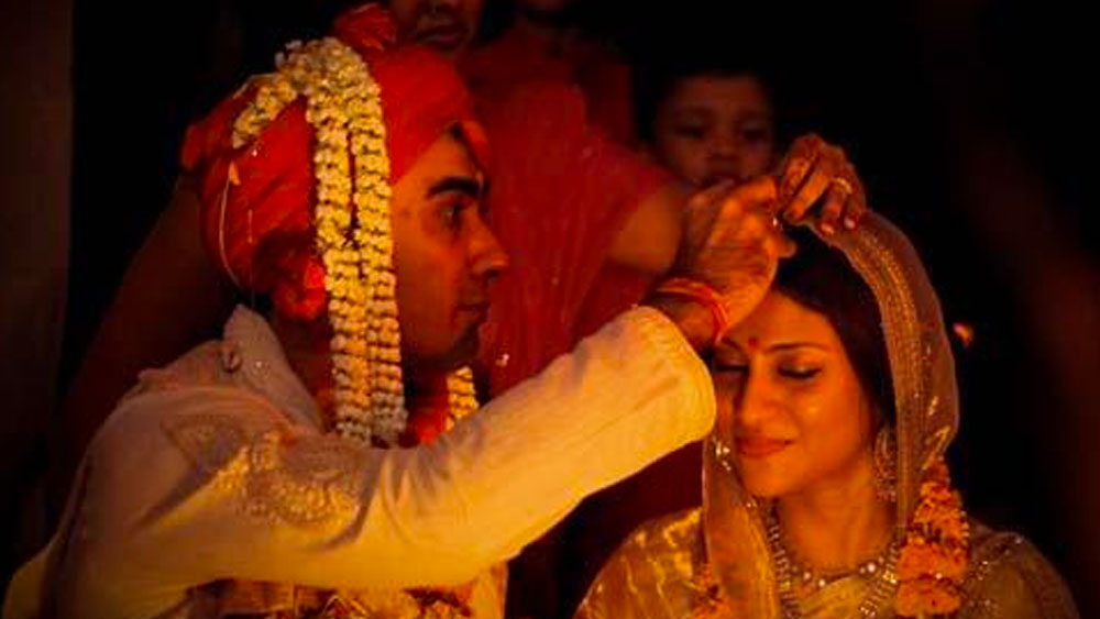 প্রায় পাঁচ বছরের সম্পর্কে ২০১০ সালে পরিণতি দেওয়ার সিদ্ধান্ত নেন কঙ্কণা ও রণবীর। সে বছর ৩ সেপ্টেম্বর পাপারাৎজিদের নজরের বাইরে গোরেগাঁওয়ের বাড়িতে ছোট আনুষ্ঠান করে বিয়ে সারেন তাঁরা। পরিবার ও কাছের বন্ধুবান্ধব কেউই সে খবর জানতেন না। শান্তিপূর্ণ ভাবে অনুষ্ঠান মিটে যাওয়ার পর টুইটার মারফত অনুরাগীদের বিয়ের খবর দেন তাঁরা।