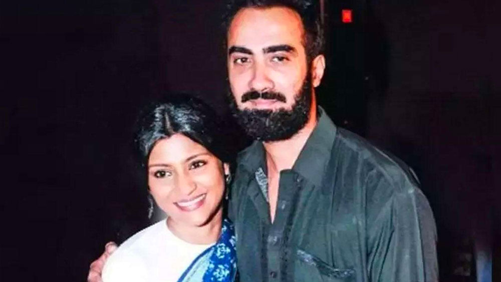 বলিউডে সম্পর্কের ভাঙাগড়া লেগেই থাকে। সেখানে কঙ্কণা ও রণবীর ব্যাতিক্রম হয়ে দাঁড়িয়েছিলেন। কিন্তু ভিতরে ভিতরে যে তাঁদের সম্পর্কেও ফাটল ধরেছে, তা প্রথম সামনে আসে ২০১৩ সালে। দু’জনে আলাদা থাকতে শুরু করেছেন বলে সেইসময় খবর আসতে শুরু করে।