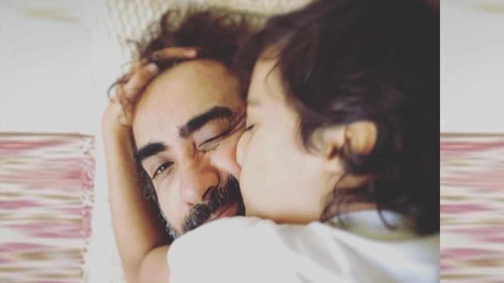 সম্প্রতি একটি সাক্ষাৎকারে রণবীর জানান, তাঁর চেয়ে কঙ্কণা যেহেতু বেশি ব্যস্ত, তাই ছেলের সঙ্গে তিনিই বেশি সময় কাটান। এমনকি, ছেলের জন্য অনেক রান্নাও শিখে ফেলেছেন বলে জানান রণবীর। চিরকাল মহিলারাই সংসারের সমস্ত দায়িত্ব সামলে এসেছেন, পুরুষদেরও এ বার দায়িত্ব কাঁধে নেওয়ার সময় এসেছে বলেও মন্তব্য করেন তিনি।