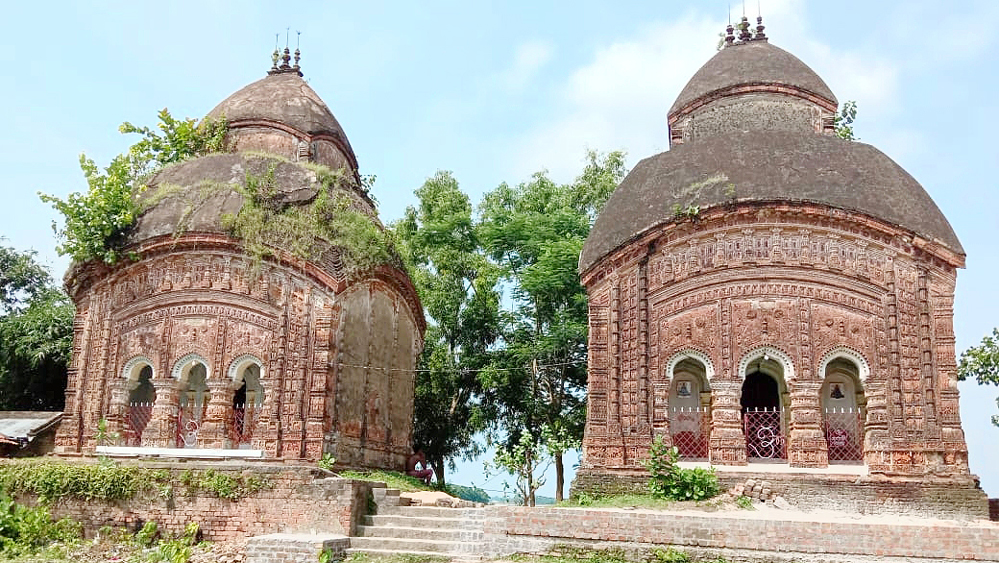 কালনার জগন্নাথতলায় জোড়া শিবমন্দির। নিজস্ব চিত্র