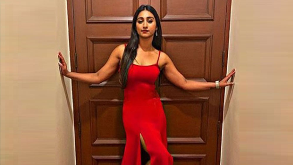 তার জন্য কম সমালোচনার মুখে পড়তে হয়নি মোহেনাকে। কিন্তু সে সবের পরোয়া না করে টিভি সিরিয়ালে চুটিয়ে অভিনয়ও করেন তিনি। আবার সময় বুঝে সব ছেড়ে সংসারী হওয়ার সিদ্ধান্ত নিতেও পিছপা হননি। তার জন্যও কম কথা শুনতে হয়নি তাঁকে। কিন্তু মোহেনা এ রকমই। কখনও সাহসিনী, কখনও আবার সনাতনী।