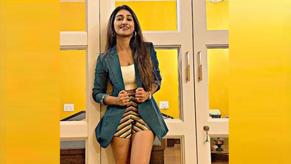 পরিবারের কারও সমর্থন পাবেন না জেনে প্রথমে নাচের প্রতি নিজের আকর্ষণের কথা লুকিয়ে রেখেছিলেন তিনি। পরে মায়ের কাছে মনের কথা খুলে বলেন। এর পর ২০১১-’১২ সালে সেইসময় টেলিভিশনের সবচেয়ে বড় রিয়্যালিটি শো ‘ডান্স ইন্ডিয়া ডান্স’-এ অংশ নেবেন বলে মনস্থির করে ফেলেন।