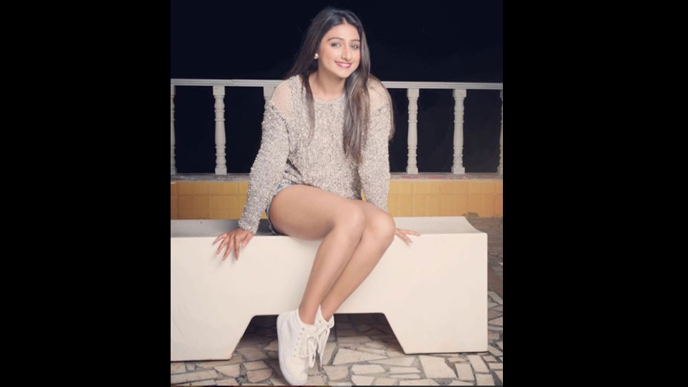 মেয়ে টেলিভিশনের পর্দায় নাচবে, আর তাকে দেখে দর্শক হাততালি দেবেন, ব্যাপারটা প্রথমে কিছুতেই মেনে নিতে পারেননি মহারাজা পুষ্পরাজ। কিন্তু মেয়ের জেদের সামনে নিজের আপত্তি তুলে নিতে বাধ্য হন তিনি। এমনকি, পরবর্তী কালে ‘ডান্স ইন্ডিয়া ডান্স’-এর মঞ্চে মেয়ের সমর্থনেও এগিয়ে আসতে দেখা যায় তাঁকে।