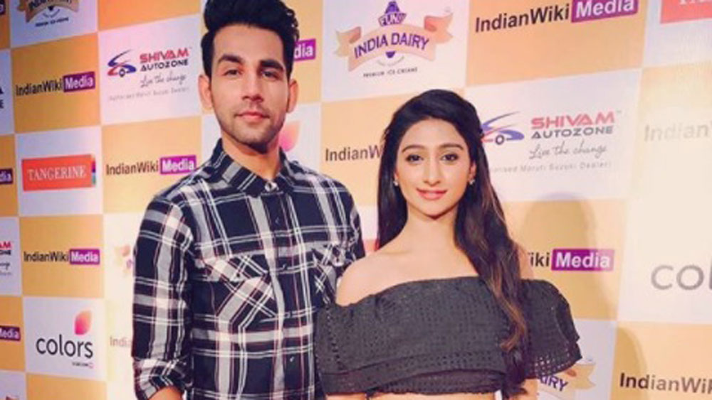 ‘ইয়ে রিশতা ক্যায়া হ্যায়’-এ শুটিং চলাকালীন সহঅভিনেতা ঋষি দেবের সঙ্গে নাম জড়ায় মোহেনার। কিন্তু তাঁদের মধ্যে কোনও সম্পর্ক নেই, সবটাই অনুরাগীদের কল্পনা বলে উড়িয়ে দেন মোহেনা ও ঋষি।