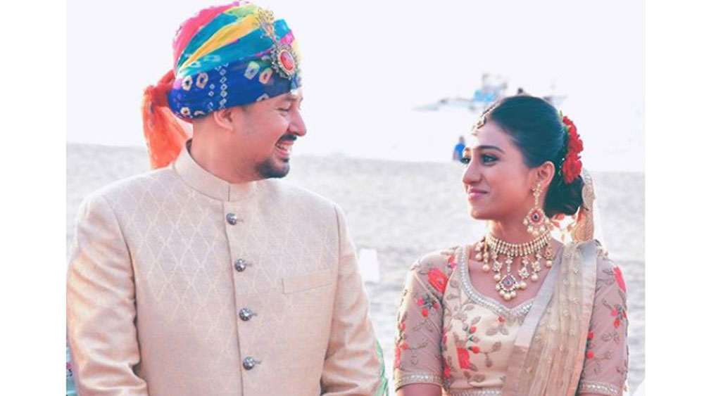 এর মধ্যেই মোহেনা যখন কেরিয়ারের মধ্যগগনে, সেইসময় তাঁর বিয়ের খবর সামনে আসে। শুরুতে এ নিয়ে কোনও মন্তব্য না করলেও, রেওয়ায় যে অনুষ্ঠানের তোড়জোড় শুরু হয়ে গিয়েছে, সে খবর সামনে আসতে শুরু করে। দু’জনের বাগদানের ছবিও সোশ্যাল মিডিয়ায় ছড়িয়ে পড়ে।