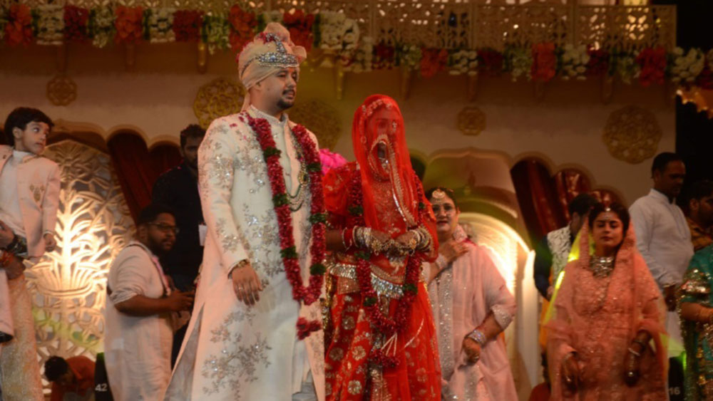 শেষমেশ ২০১৯ সালের ১৪ অক্টোবর হরিদ্বারে সুয়েশ রওয়াতের সঙ্গে সাতপাকে বাঁধা পড়েন মোহেনা। সুয়েশ উত্তরপ্রদেশে যোগী আদিত্যনাথ সরকারের মন্ত্রিসভার সদস্য। বিজেপির নেতা তিনি। তাঁর বাবা গুরু সতপাল মহারাজও বিজেপির সদস্য। দেখাশোনা করে মোহেনা ও সুয়েশের বিয়ে স্থির হয়ে বলে জানা যায়।