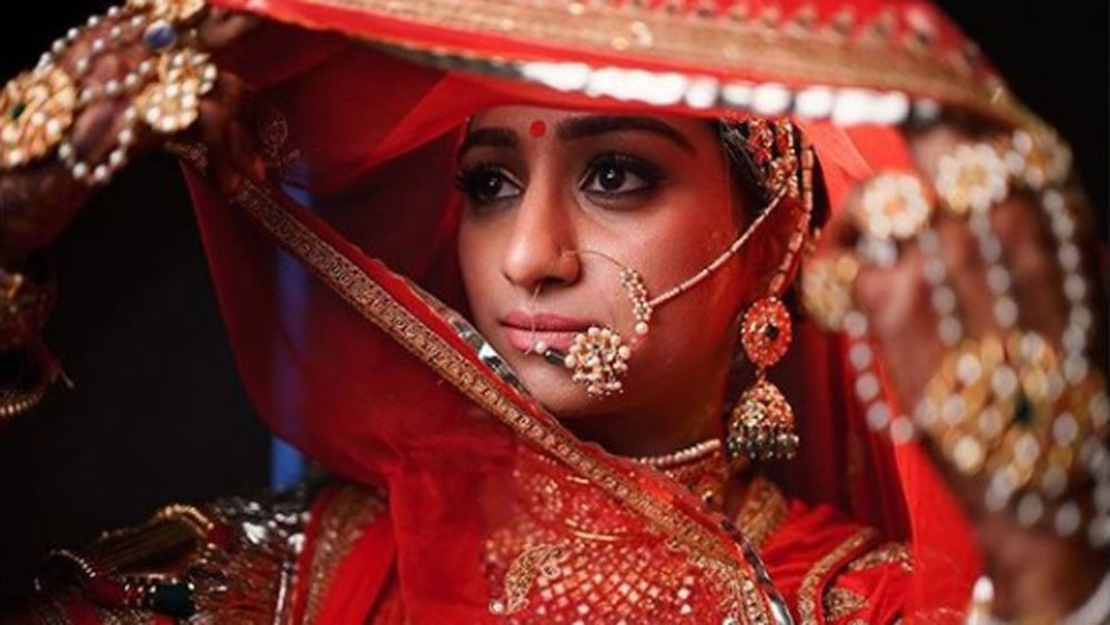 কিন্তু বিয়ের পোশাক নিয়েও সেইসময় কম সমালোচনার মুখে পড়তে হয়নি মোহেনাকে। রাজপুত সংস্কৃতি মেনে ঘোমটা টেনে, মাথা নীচু করে তাঁর বিয়ের মণ্ডপে এগিয়ে যাওয়ার ছবি সামনে আসতেই তা নিয়ে কটাক্ষ করতে শুরু করেন নেটাগরিকরা। কিন্তু মোহেনার সাফ জবাব, জীবনটা তাঁর, কী ভাবে চলবেন, কী করবেন সেটা সম্পূর্ণ তাঁর ব্যাপার।