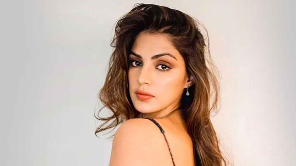 এই পর্বের মধ্যেই গত ১৮ জুন সুশান্তের প্রেমিকা রিয়া চক্রবর্তীকে প্রথম তলব করে মুম্বইয়ের বান্দ্রা পুলিশ। তাঁর বয়ান রেকর্ডও করা হয়।