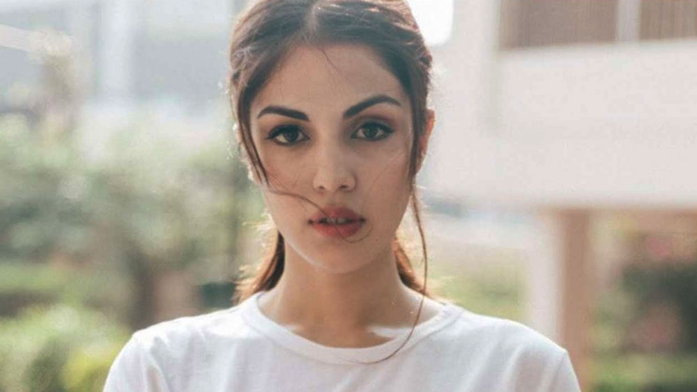 ৩১ জুলাই প্রথম বারের জন্য মুখ খোলেন রিয়া চক্রবর্তী। ভগবান এবং বিচার ব্যবস্থার উপর তাঁর আস্থা আছে বলে ভিডিয়োবার্তায় জানান রিয়া।