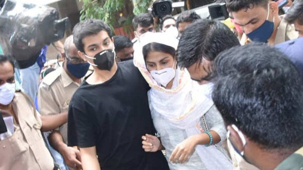 গত ৭ অগস্ট আর্থিক প্রতারণা মামলায় ইডি-র কাছে উপস্থিত হন রিয়া চক্রবর্তী।