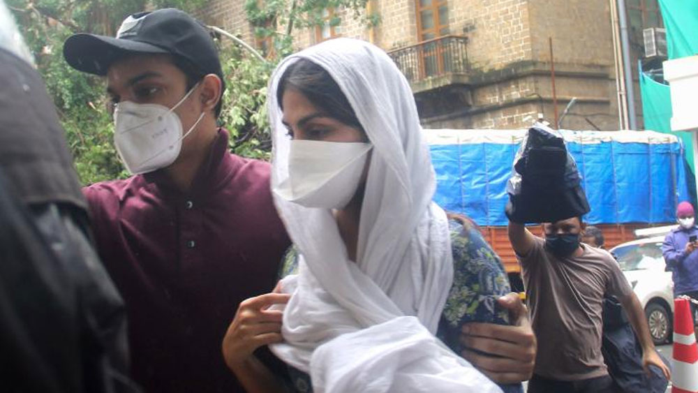 গত ১১ অগস্ট রিয়া শীর্ষ আদালতকে জানান, ক্রমাগত মিডিয়া ট্রায়ালে তিনি ‘আতঙ্কিত’। সুশান্ত সিংহ রাজপুতের মৃত্যুকে ভোটের ইস্যু করা হচ্ছে বলেও অভিযোগ করেন তিনি। আদালতে অতিরিক্ত হলফনামায় বলেন, তাঁকে ‘বলির পাঁঠা’ করা হচ্ছে।