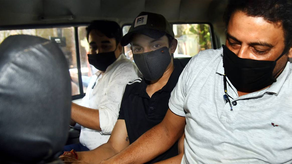 ইডি, সিবিআইয়ের পর তদন্তে নামে নারকোটিক্স কন্ট্রোল বুরো (এনসিবি)-ও। গত ২৭ অগস্ট তারা রিয়া চক্রবর্তীর বিরুদ্ধে মামলা দায়ের করে। রিয়ার ভাই শৌভিক চক্রবর্তী, সুশান্তের হাউজ ম্যানেজার স্যামুয়েল মিরান্ডা, সুশান্তের পরিচারক কেশব-সহ মোট নয় জনের বিরুদ্ধে মামলা দায়ের হয়।