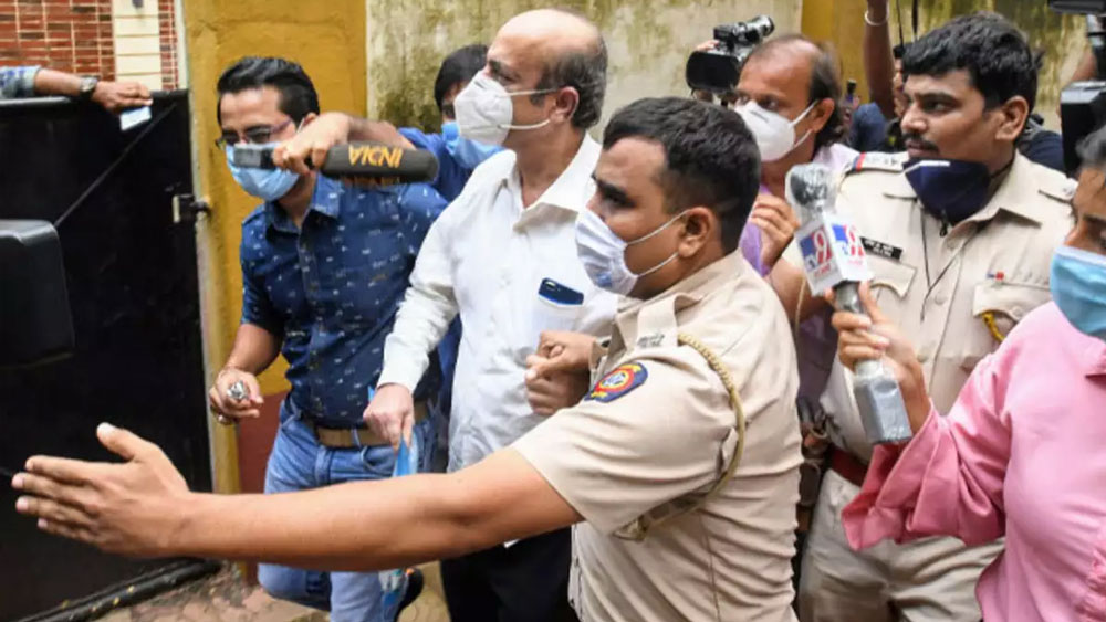 গত ১ সেপ্টেম্বর থেকে পর পর দু’দিন রিয়ার বাবা ইন্দ্রজিৎ চক্রবর্তীকেও জিজ্ঞাসাবাদ করে সিবিআই।