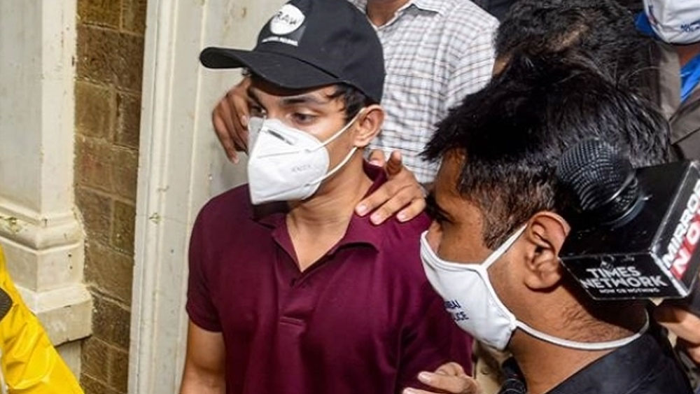 ৫ সেপ্টেম্বর মাদক যোগে রিয়ার ভাই শৌভিক এবং সুশান্তের হাউজ ম্যানেজার স্যামুয়েল মিরান্ডাকে গ্রেফতার করে এনসিবি। এ ছাড়া সুশান্তের বাড়ির কর্মী দীপেশ সবন্তকেও গ্রেফতার করে ওই তদন্তকারী সংস্থা।