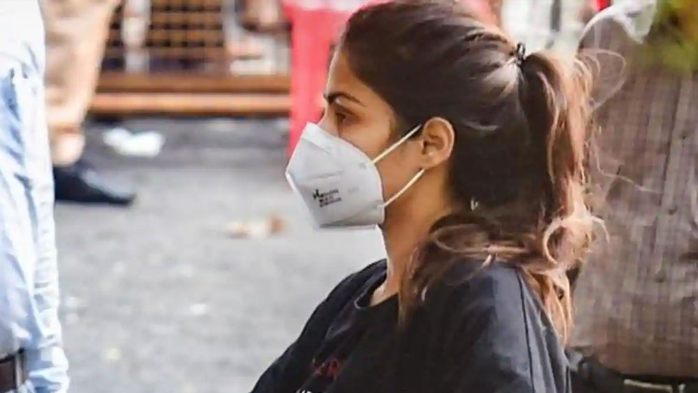 রবি, সোম পর পর দু’দিন জেরা করা হয়েছিল রিয়াকে। ৮ সেপ্টেম্বর মঙ্গলবারও তাঁকে তলব করেছিল এনসিবি। কিছুক্ষণ জেরার পরই দুপুর নাগাদ, সুশান্তের রহস্যমৃত্যুর প্রায় তিন মাসের মাথায় তাঁকে গ্রেফতার করা হয়।