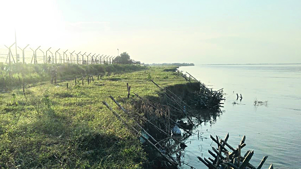 সীমান্তে হানা নদীর। ছবি: মৃন্ময় সরকার