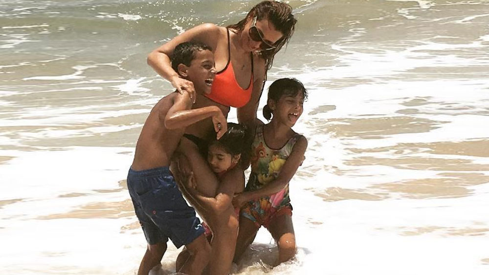 ঋতুর প্রথম ছবি ‘আঁখেঁ’ বক্সঅফিসে সুপারডুপার হিট হয়েছিল। তাঁরা ছাড়াও ছবিতে আরও দুই নায়িকা ছিলেন। শিল্পা শিরোদকর এবং রাগেশ্বরী। তাঁদের মাঝে ঋতুও দর্শকদের নজর কাড়তে পেরেছিলেন। বলিউডের সফলতম ছবিগুলির মধ্যে ‘আঁখেঁ’ অন্যতম।