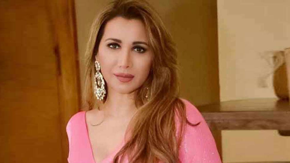 প্রথম সিনেমার গানও তুমুল জনপ্রিয় হয়েছিল। ঋতুর পরিচয় হয়ে গিয়েছিল ‘লাল দুপট্টেওয়ালি’। এর পর কমল সদানার সঙ্গে ‘হম সব চোর হ্যায়’ ছবিতে অভিনয় করেন তিনি। এই ছবির গানও ছিল আইকনিক।