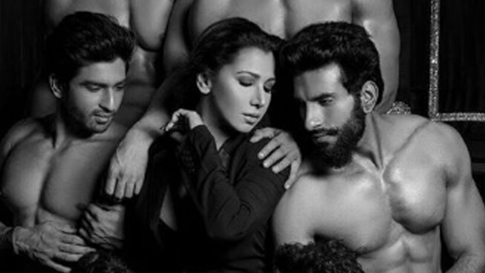 একাধিকবার কাস্টিং কাউচেরও মুখোমুখি হন তিনি। অশালীন প্রস্তাবে রাজি হননি বলেও অনেক ছবির সুযোগ হাতছাড়া হয় বলে অভিযোগ এই নায়িকার। তবে এ সবের বাইরে ইন্ডাস্ট্রিতে টিকে থাকার জন্য চেষ্টা তিনি করেছেন। সময়ের তুলনায় এগিয়ে থাকা ঋতু পর্দায় যথেষ্ট সাহসীও ছিলেন। পত্রিকার প্রচ্ছদের জন্য তাঁর এবং অক্ষয়কুমারের টপলেস ফোটোশ্যুট ছিল সেই সময়ে তীব্র বিতর্কিত ঘটনা।