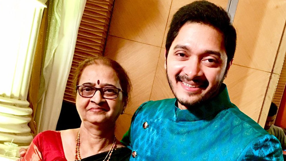 এ দিকে শ্রেয়সের মায়ের ইচ্ছা ছিল, ছেলে পড়াশোনা করে ব্যাঙ্কের পরীক্ষায় বসুক। বড় ব্যাঙ্কার হোক। মায়ের ইচ্ছা পূরণেরও চেষ্টা করেছিলেন শ্রেয়স, কিন্তু ব্যর্থ হন। আর এই ব্যর্থতাই শ্রেয়সকে বলিউডে নিয়ে এসে ফেলে।