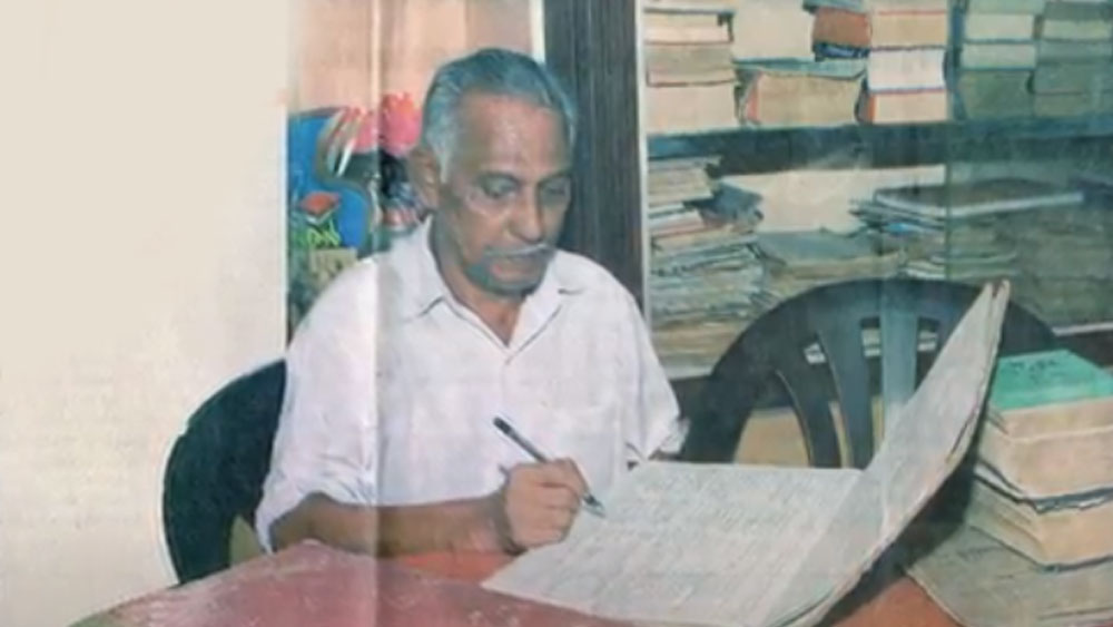 কেরলের থেলাসরির বাসিন্দা শ্রীধরণ চতুর্থ শ্রেণির পরেই পড়াশোনা ছেড়ে দিতে বাধ্য হয়েছিলেন। কিন্তু ভাষা ও শব্দের প্রতি আকর্ষণ রয়েই গিয়েছিল মনের মধ্যে।