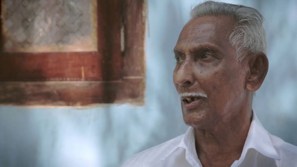 শ্রীধরণের সংগ্রাম প্রকাশ্যে আসে এক তথ্যচিত্র পরিচালকের সৌজন্যে। নন্দন নামে ওই পরিচালক তাঁর তথ্যচিত্রে তুলে ধরেন শ্রীধরণের জীবন ও কাজ।