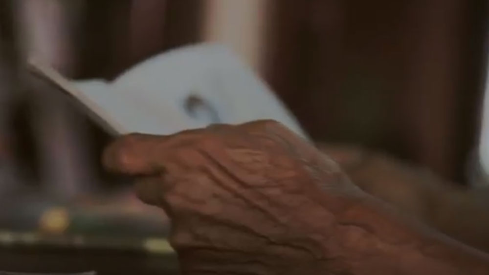 নিজের লেখা ৯০০ পৃষ্ঠার অভিধানের মুদ্রিত রূপ দেখে শ্রীধরণের স্বপ্ন সার্থক হয়েছে। তাঁর জীবনের উপর তৈরি তথ্যচিত্রটিও প্রশংসিত হয়েছে বিভিন্ন চলচ্চিত্র উৎসবে।