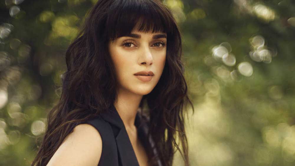 এর কিছু দিন পর থেকেই তোলপাড় হতে শুরু করে মিডিয়ায়। নাম না নিলেও কাদের উদ্দেশে অদিতি এমন টুইট করছেন, তা খোলসা করতে শুরু করে গণমাধ্যম।