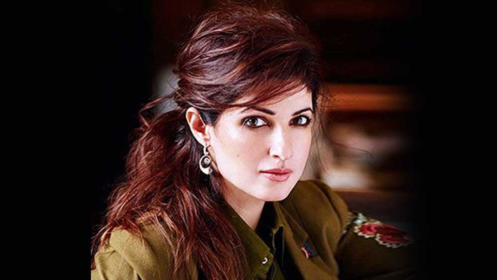 বলিউডে গুঞ্জন যখন তুঙ্গে, এমন সময় আসরে নামেন টুইঙ্কল স্বয়ং। স্বামীর উপর মিটু অভিযোগ যাতে না আসে তার জন্য নাকি পরিকল্পনা করেন তিনি। টাকা দিয়ে নাকি মিডিয়ার মুখ বন্ধ করে দেন।